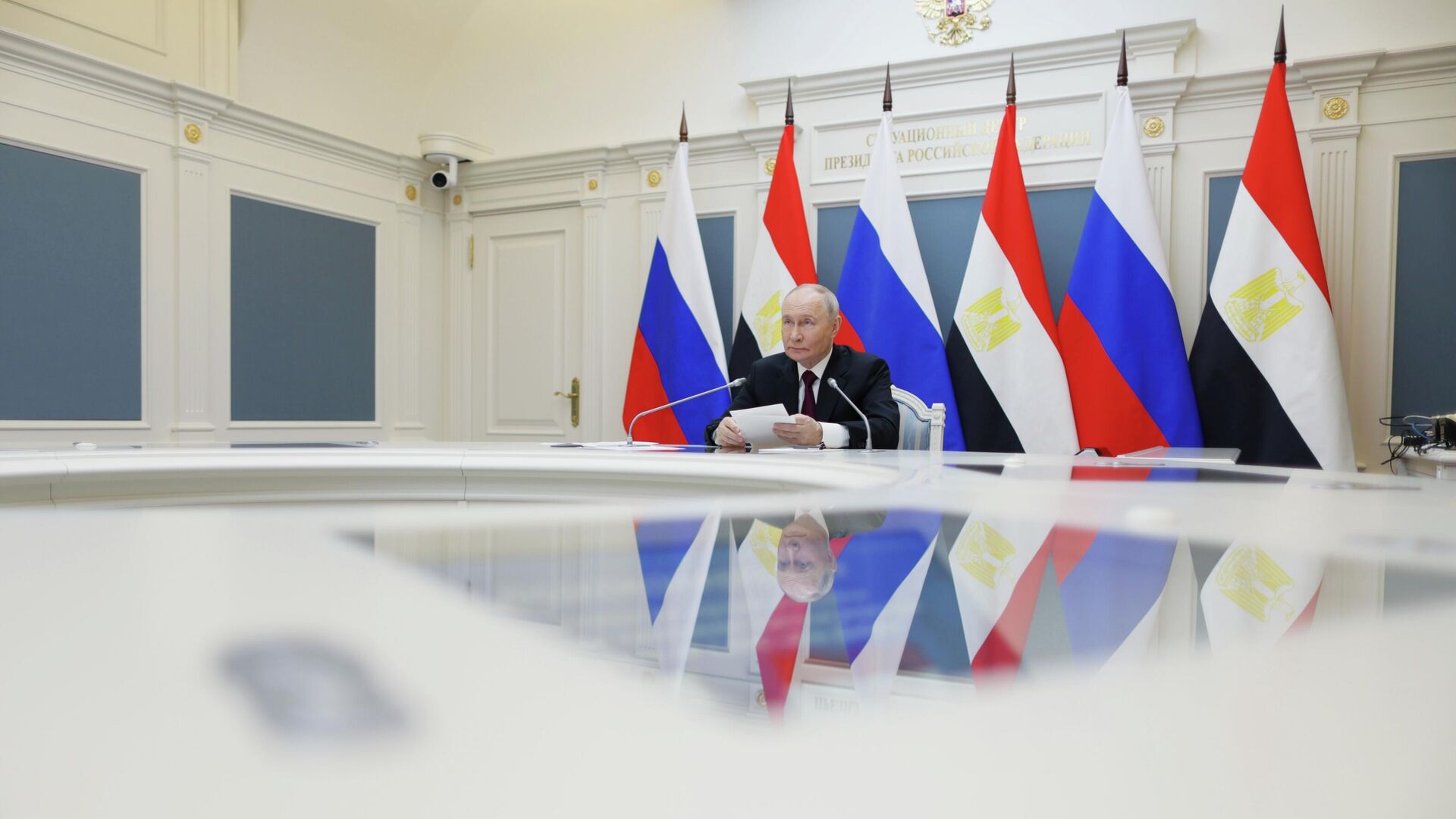 Президент РФ Владимир Путин принимает участие в режиме видеоконференции в церемонии по случаю установки в проектное положение корпуса реактора первого энергоблока египетской атомной электростанции Эль-Дабаа. 19 ноября 2025 - РИА Новости, 1920, 19.11.2025