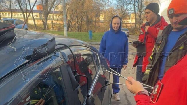 Спасатели вызволили ребенка из заблокированного автомобиля в Новомосковском административном округе Москвы Спасатели вызволили ребенка из заблокированного автомобиля в Новомосковском административном округе Москвы