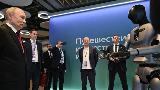 Президент РФ Владимир Путин посещает выставку международной конференции по искусственному интеллекту AI Journey в Москве