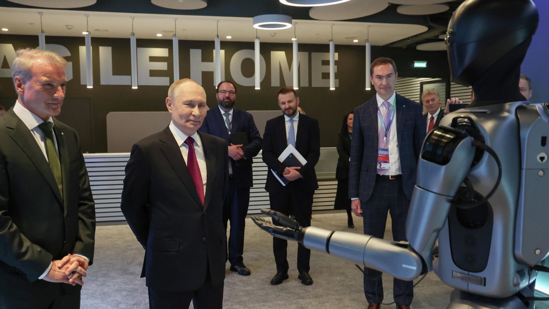 Президент РФ Владимир Путин и президент, председатель правления Сбербанка Герман Греф на выставке международной конференции по искусственному интеллекту AI Journey  - РИА Новости, 1920, 19.11.2025