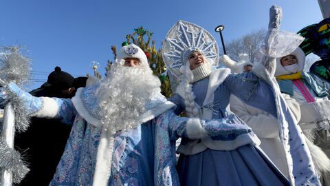 Участники парада Дедов Морозов и Снегурочек