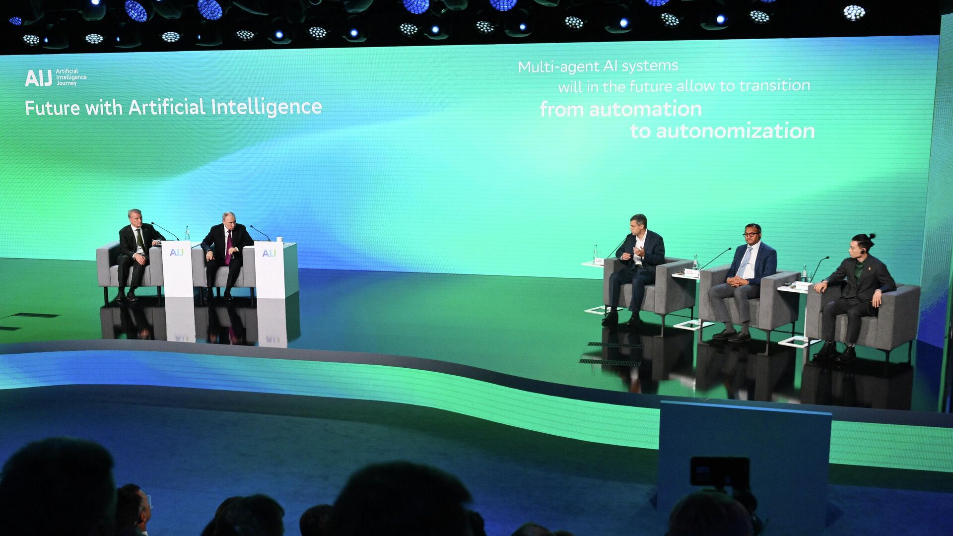 Президент РФ Владимир Путин на пленарной дискуссии Будущее с ИИ международной конференции по искусственному интеллекту AI Journey в Москве - РИА Новости, 1920, 19.11.2025