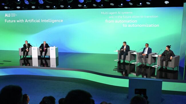 Президент Владимир Путин на пленарной дискуссии Будущее с ИИ международной конференции по искусственному интеллекту AI Journey в Москве