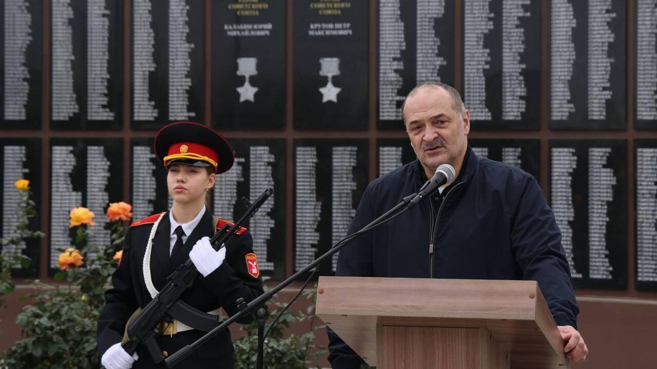 Глава Республики Дагестан Сергей Меликов открыл Сад памяти с мемориалом погибшим в разные годы защитникам Отечества открыли в Кизлярском районе Дагестана - РИА Новости, 1920, 19.11.2025