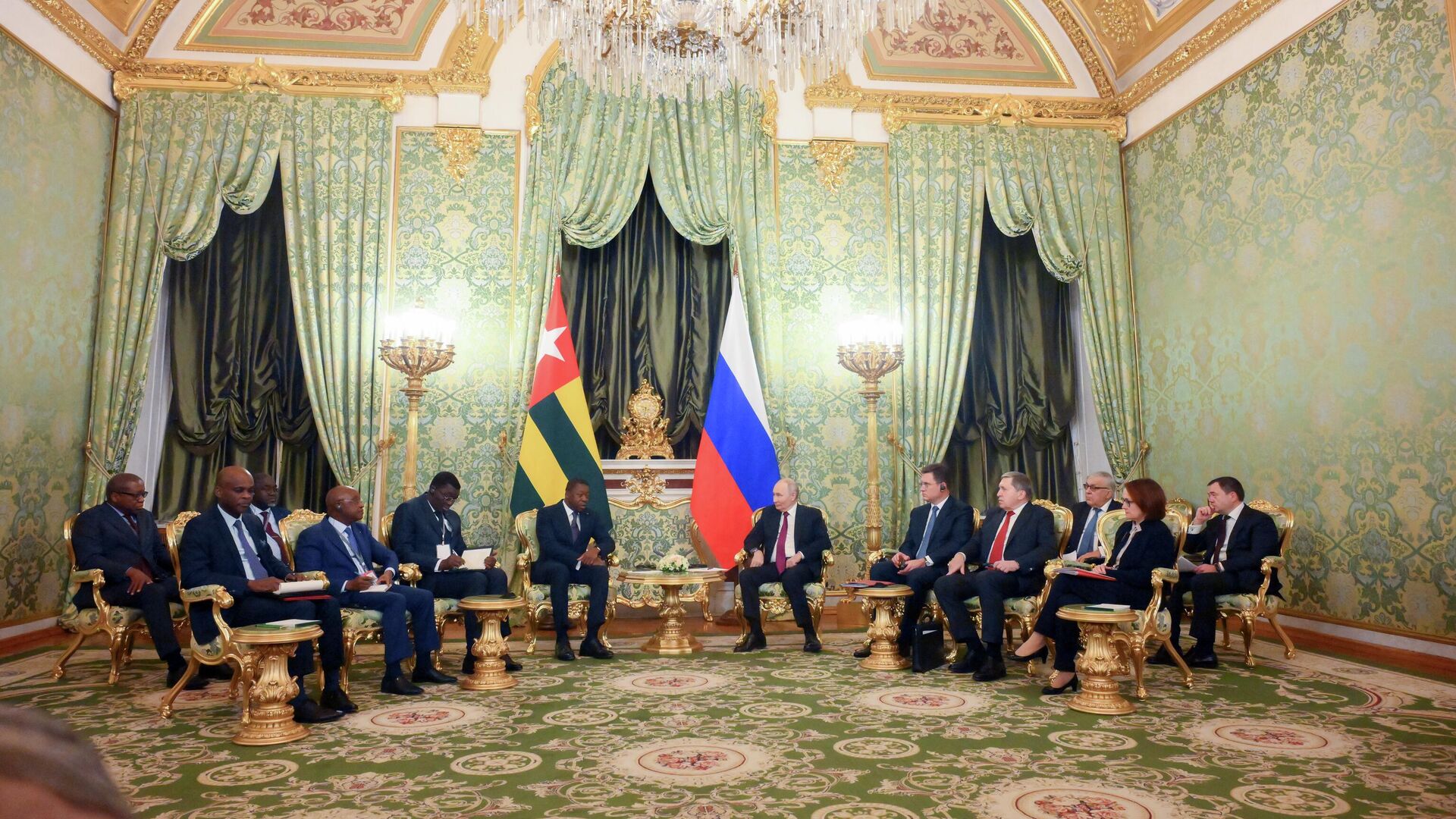 Президент РФ Владимир Путин и председатель Совета министров Тоголезской Республики Фор Гнассингбе во время встречи. 19 ноября 2025 - РИА Новости, 1920, 19.11.2025