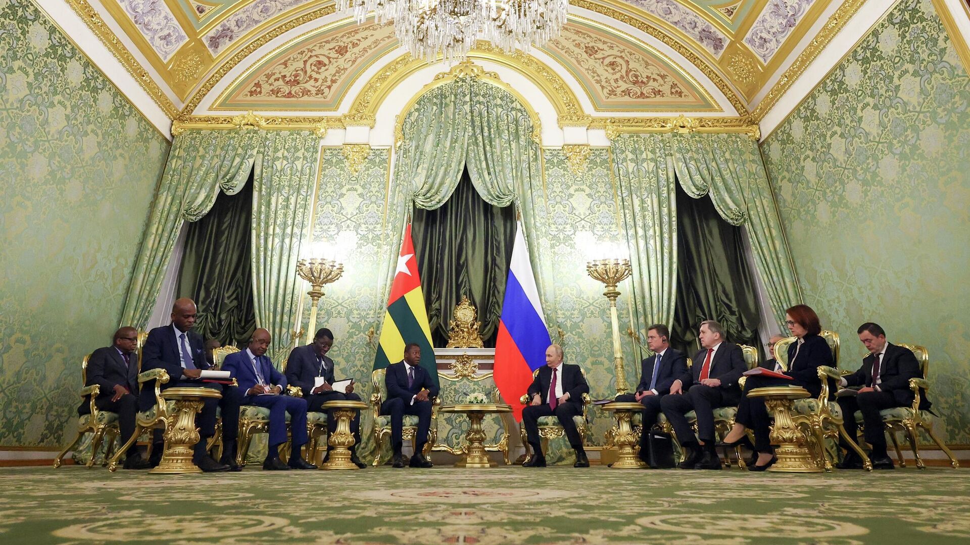 Президент РФ Владимир Путин и председатель Совета министров Тоголезской Республики Фор Гнассингбе во время встречи. 19 ноября 2025 - РИА Новости, 1920, 19.11.2025