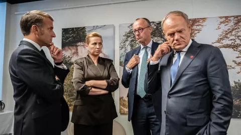 Президент Франции Эммануэль Макрон, премьер-министром Дании Метте Фредериксен, канцлер Германии Фридрих Мерц и премьер-министр Польши Дональд Туск перед началом заседания Контактной группы по Украине в рамках саммита Европейского политического сообщества в Копенгагене