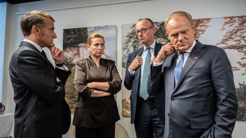 Президент Франции Эммануэль Макрон, премьер-министром Дании Метте Фредериксен, канцлер Германии Фридрих Мерц и премьер-министр Польши Дональд Туск перед началом заседания Контактной группы по Украине в рамках саммита Европейского политического сообщества в Копенгагене