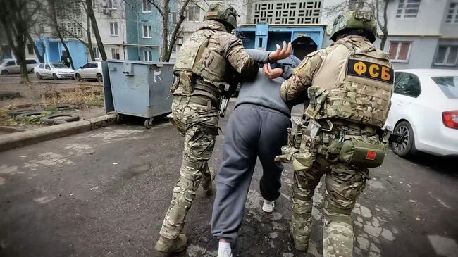 Сотрудники ФСБ задержали жителя ДНР, готовившего покушение на высокопоставленного офицера Минобороны по заданию украинских спецслужб Сотрудники ФСБ задержали жителя ДНР, готовившего покушение на высокопоставленного офицера Минобороны по заданию украинских спецслужб