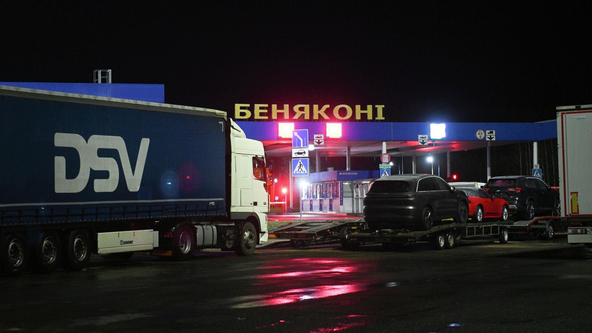 Автомобиль в пункте пропуска Бенякони - РИА Новости, 1920, 15.12.2025