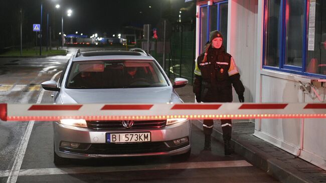 Автомобиль в международном пункте пропуска Бенякони после открытия белорусско-литовской границы. 20 ноября 2025