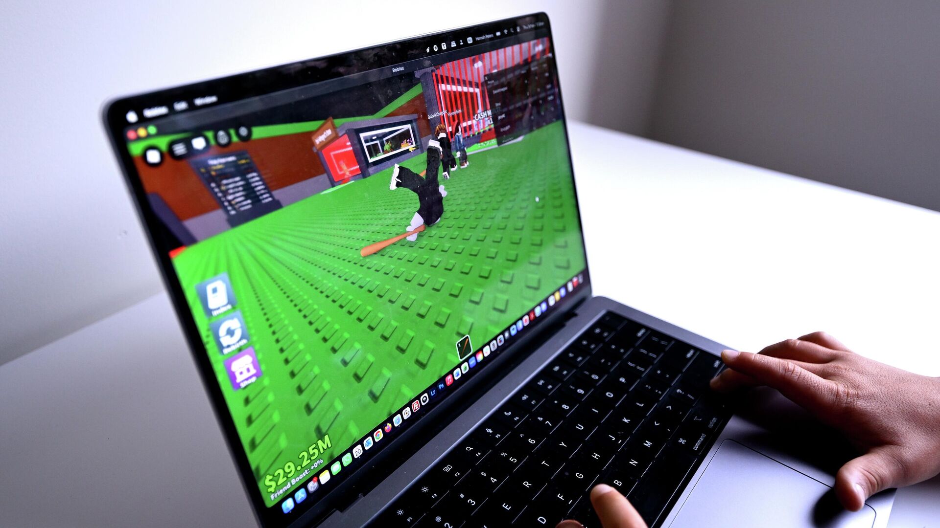 Ребенок играет на платформе Roblox - РИА Новости, 1920, 19.11.2025