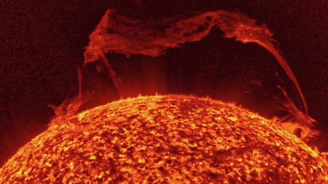 Гигантский протуберанец оторвался от Солнца