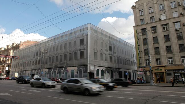 Здание гостиницы Центральная (слева) на Тверской улице в Москве