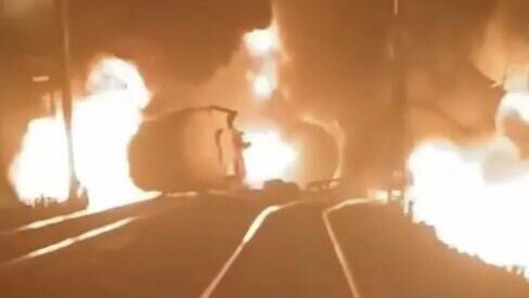 Возгорание вагонов-цистерн грузового поезда на перегоне Шамары-Кордон - РИА Новости, 1920, 19.11.2025