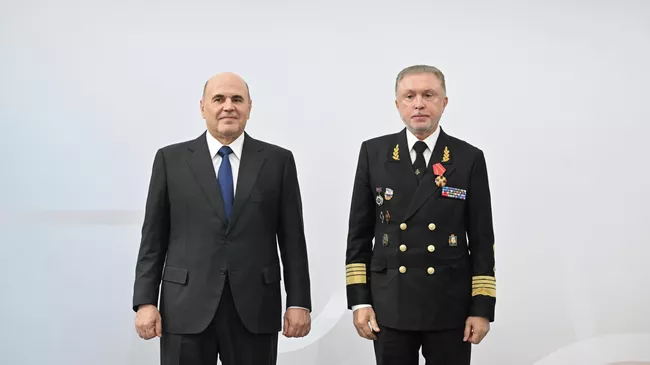 Председатель правительства РФ Михаил Мишустин и заместитель министра транспорта РФ Александр Пошивай, награжденный орденом Александра Невского, на выставке Транспорт России. 20 ноября 2025