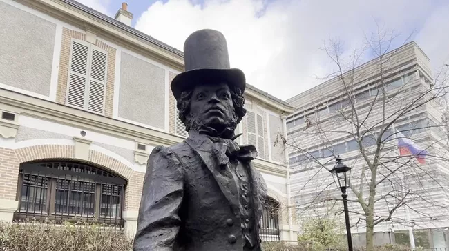 Памятник писателю А. С. Пушкину в Русском духовно-культурном центре в Париже