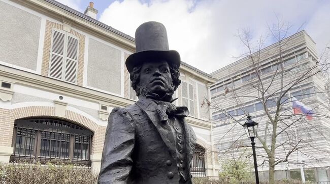 Памятник писателю А. С. Пушкину в Русском духовно-культурном центре в Париже