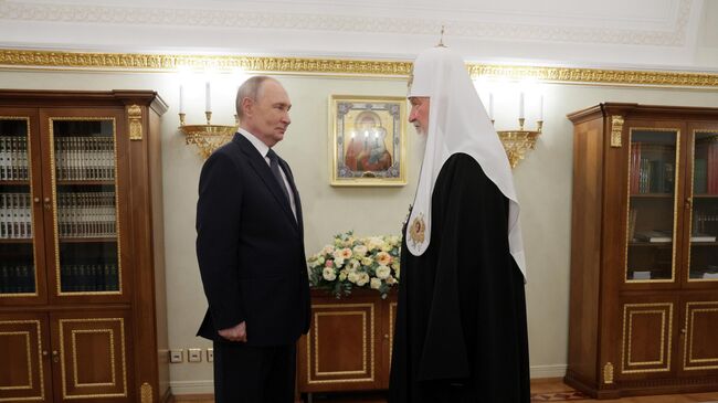 Путин поздравил патриарха Кирилла с днем рождения 