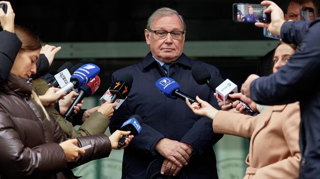 Посол РФ в Молдавии Олег Озеров во время пресс-подхода у здания МИД Молдавии в Кишиневе. 20 ноября 2025