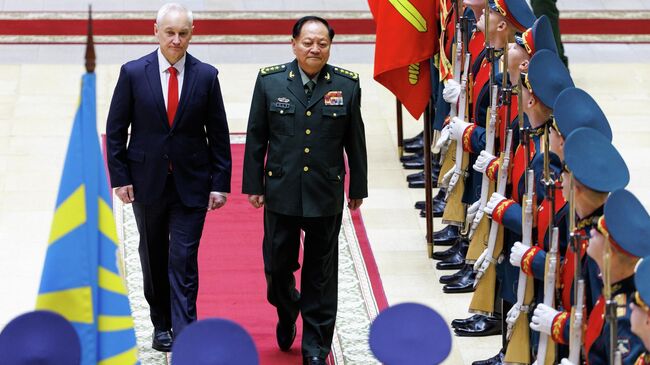 Министр обороны РФ Андрей Белоусов и заместитель председателя Центрального военного совета КНР генерал-полковник Чжан Юся во время переговоров в Москве. 20 ноября 2025