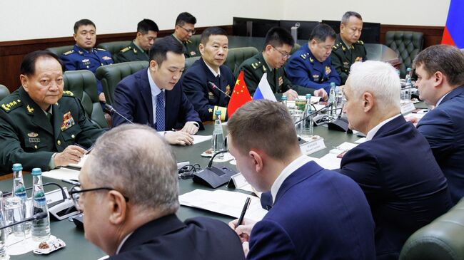 Министр обороны РФ Андрей Белоусов и заместитель председателя Центрального военного совета КНР генерал-полковник Чжан Юся во время переговоров. 20 ноября 2025