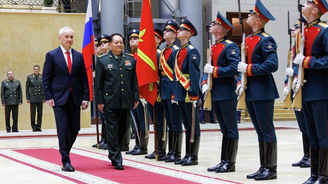 Министр обороны РФ Андрей Белоусов и заместитель председателя Центрального военного совета КНР генерал-полковник Чжан Юся во время встречи в Москве