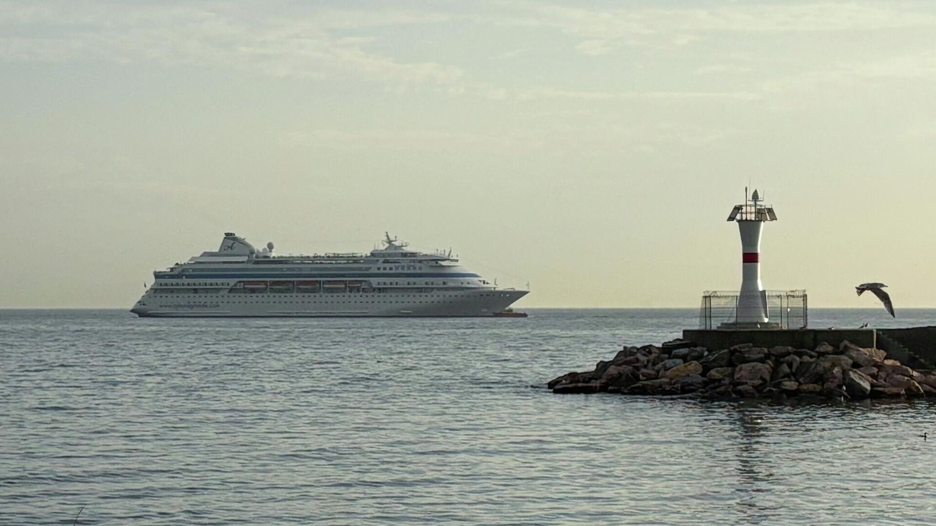 Лайнер с россиянами покинул Стамбул и направился в Сочи