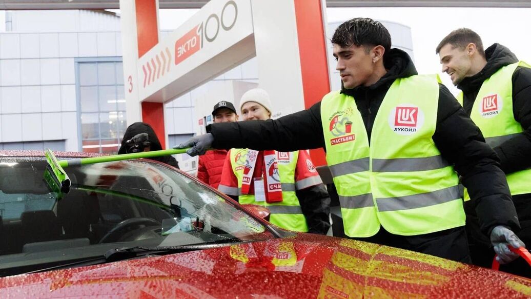 Футболисты "Спартака" поработали на АЗС