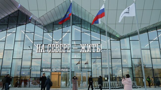 Пассажиры у нового терминала аэропорта Мурманска