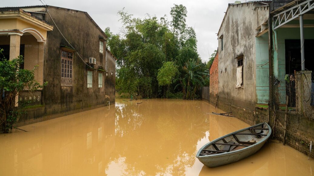 Число погибших из-за наводнений во Вьетнаме выросло до 90