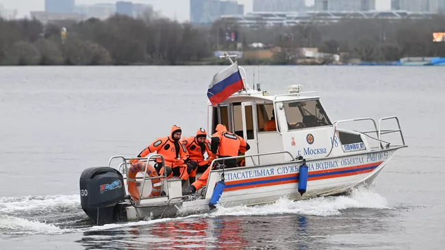 Подготовка спасателей к обеспечению безопасности на водоемах Москвы в зимний период.