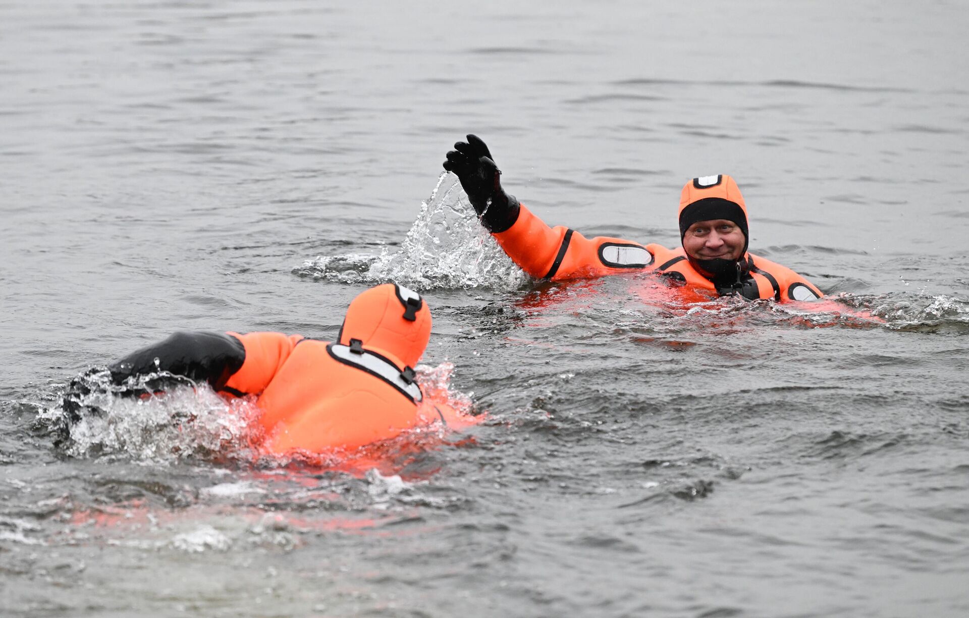 Подготовка спасателей к обеспечению безопасности на водоемах Москвы в зимний период. Подготовка спасателей к обеспечению безопасности на водоемах Москвы в зимний период. - РИА Новости, 1920, 21.11.2025
