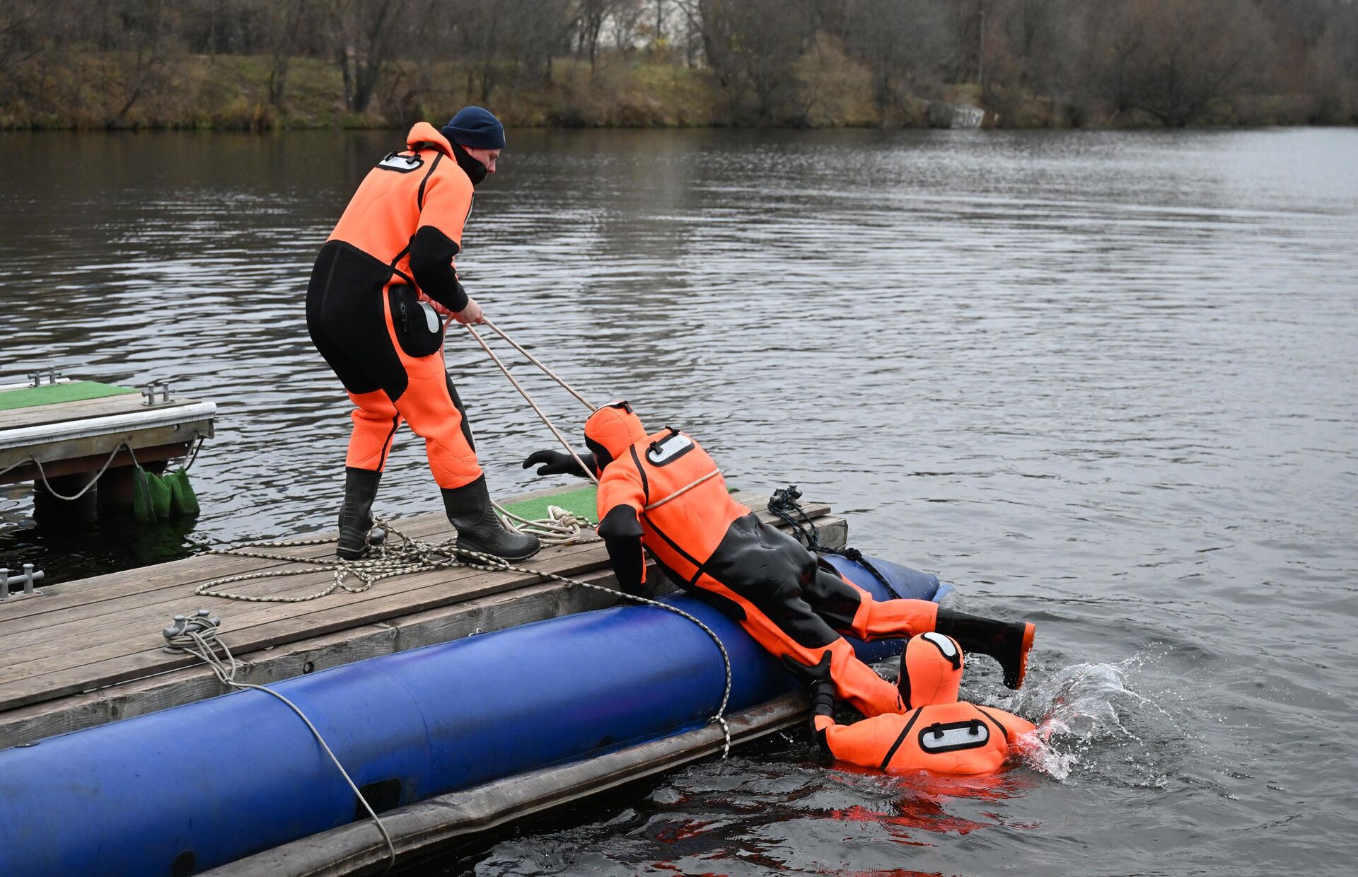Подготовка спасателей к обеспечению безопасности на водоемах Москвы в зимний период. Подготовка спасателей к обеспечению безопасности на водоемах Москвы в зимний период. - РИА Новости, 1920, 21.11.2025