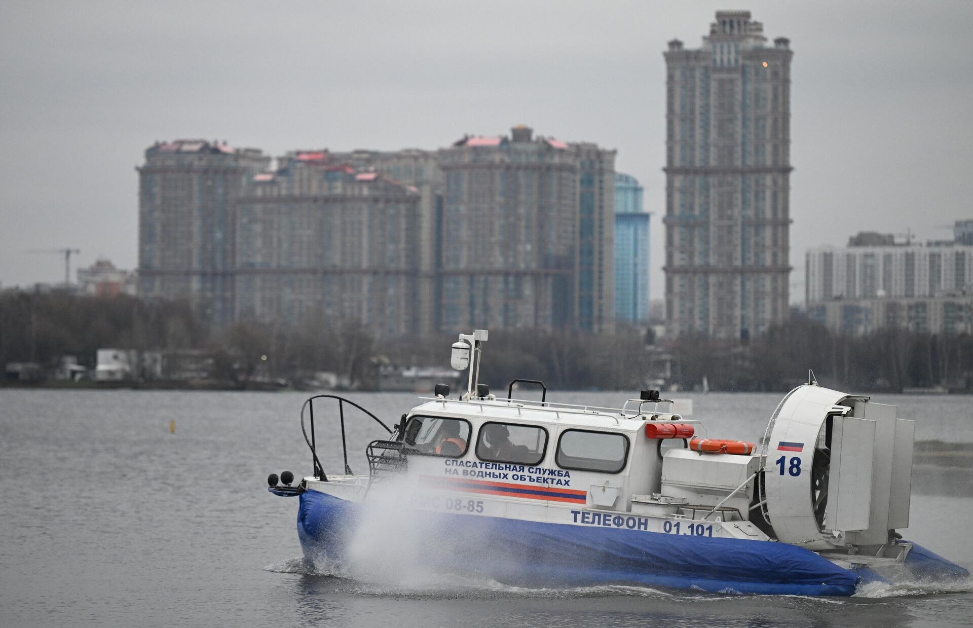 Подготовка спасателей к обеспечению безопасности на водоемах Москвы в зимний период. Подготовка спасателей к обеспечению безопасности на водоемах Москвы в зимний период. - РИА Новости, 1920, 21.11.2025
