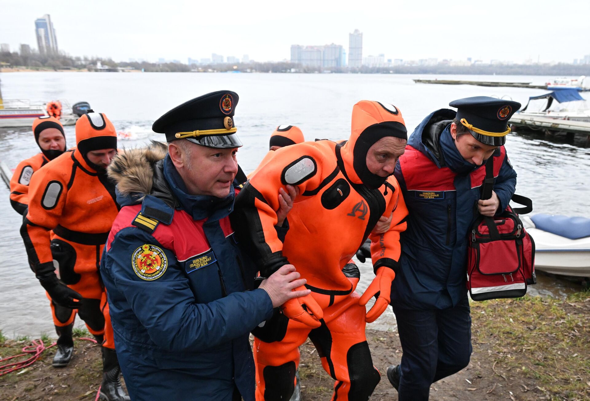 Подготовка спасателей к обеспечению безопасности на водоемах Москвы в зимний период. Подготовка спасателей к обеспечению безопасности на водоемах Москвы в зимний период. - РИА Новости, 1920, 21.11.2025