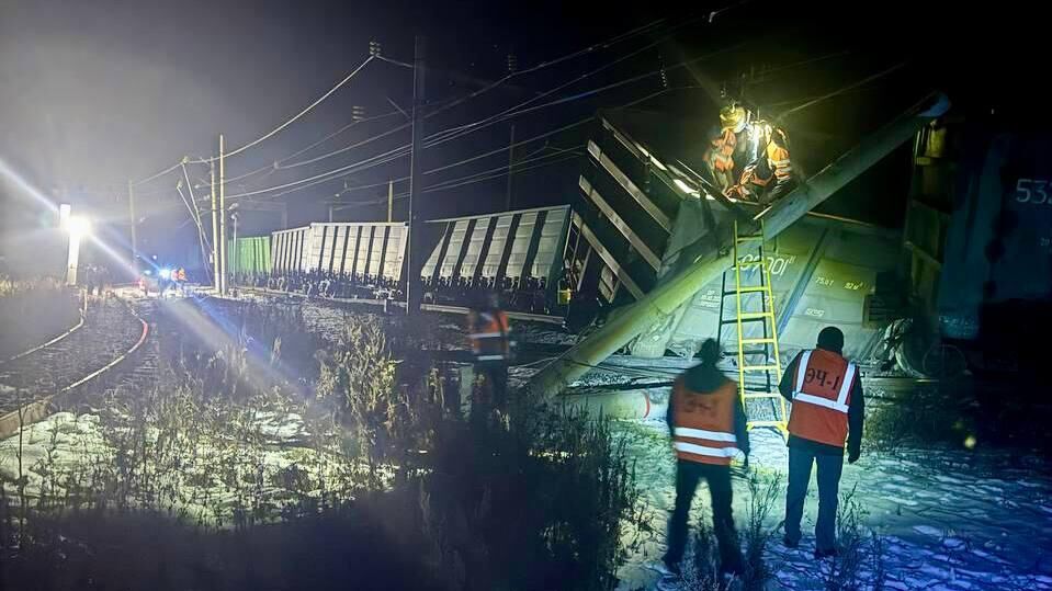 На месте схода грузовых вагонов в Иркутской области. 21 ноября 2025 - РИА Новости, 1920, 21.11.2025