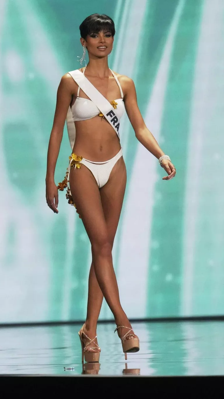 Мис Франция Ева Жил на финалния кръг на 74-ия конкурс за красота „Мис Вселена“ в Тайланд Мис Франция Ева Жил на финалния кръг на 74-ия конкурс за красота „Мис Вселена“ в Тайланд