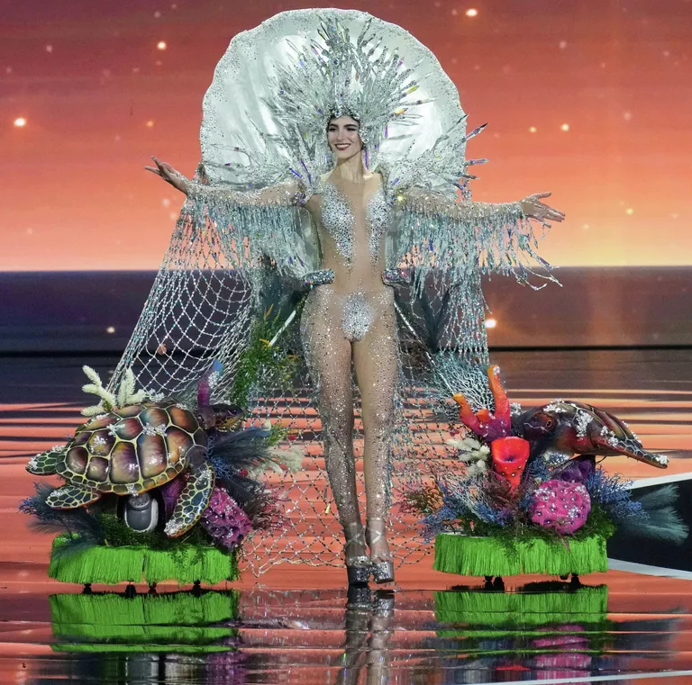 Венецуелската състезателка Стефани Абасали по време на 74-ия конкурс „Мис Вселена“ в Тайланд. Венецуелската състезателка Стефани Абасали по време на 74-ия конкурс „Мис Вселена“ в Тайланд.