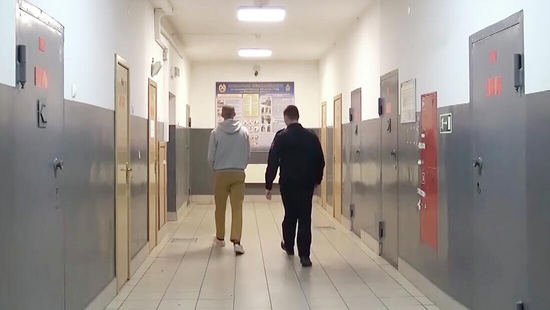 Подозреваемый в попытке сбыта наркотиков в Московской области Подозреваемый в попытке сбыта наркотиков в Московской области - РИА Новости, 1920, 21.11.2025