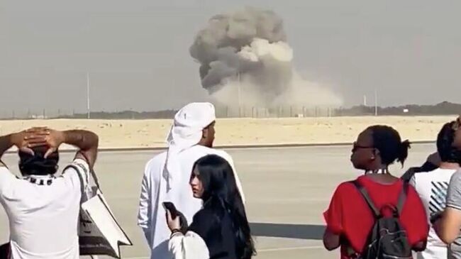 Взрыв на месте падения истребителя на авиасалоне в Дубае