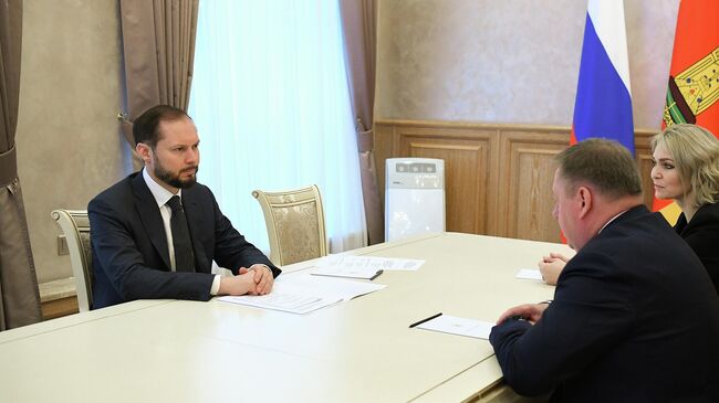 Врио губернатора Тверской области Виталий Королев и заместитель руководителя Федерального агентства по управлению государственным имуществом Алексей Пономарев во время встречи