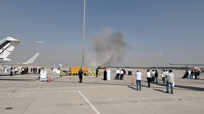 Взрыв на месте падения истребителя на авиасалоне в Дубае