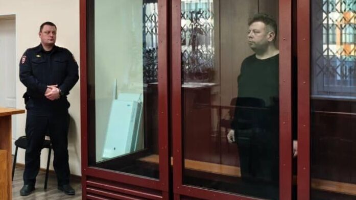 Преподаватель кружка по игре на балалайке во время избрания меры пресечения в суде в Екатеринбурге - РИА Новости, 1920, 21.11.2025