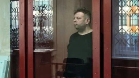 Преподаватель кружка по игре на балалайке во время избрания меры пресечения в суде в Екатеринбурге - РИА Новости, 1920, 21.11.2025