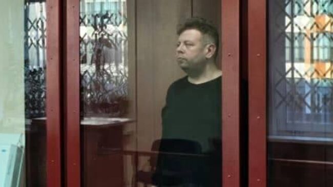 Преподаватель кружка по игре на балалайке во время избрания меры пресечения в суде в Екатеринбурге