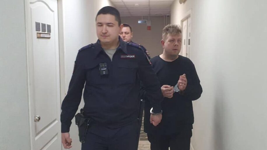 Преподаватель кружка по игре на балалайке во время избрания меры пресечения в суде в Екатеринбурге. 21 ноября 2025 Преподаватель кружка по игре на балалайке во время избрания меры пресечения в суде в Екатеринбурге. 21 ноября 2025 - РИА Новости, 1920, 21.11.2025