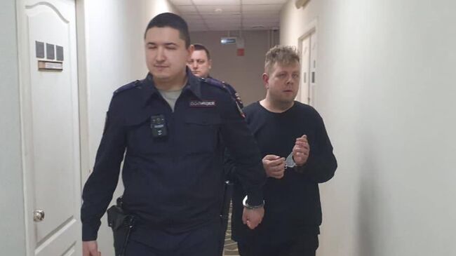 Преподаватель кружка по игре на балалайке во время избрания меры пресечения в суде в Екатеринбурге. 21 ноября 2025