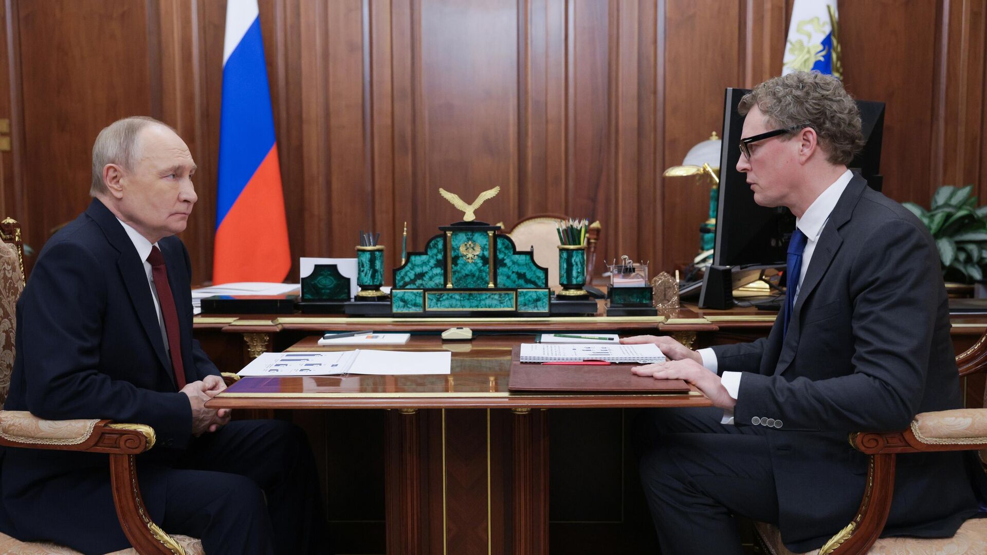 Президент РФ Владимир Путин и руководитель Федеральной налоговой службы Даниил Егоров во время встречи - РИА Новости, 1920, 21.11.2025