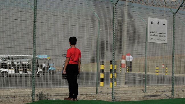 Дым на месте падения истребителя Tejas на авиасалоне в Дубае. 21 ноября 2025